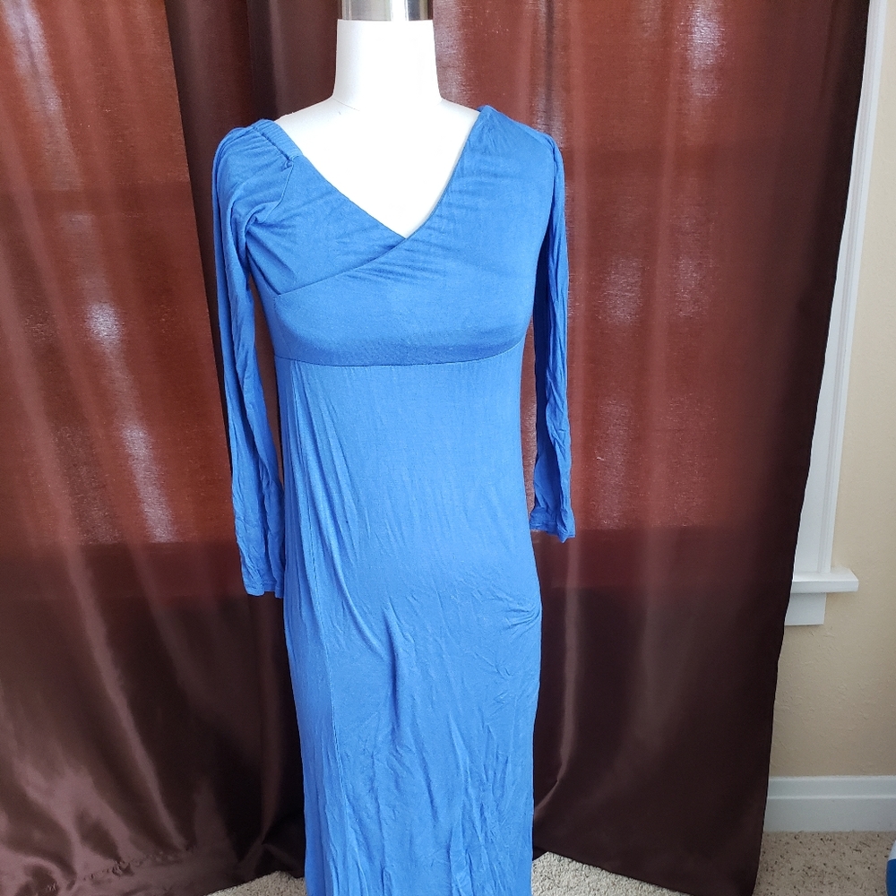 Maternity gown with train